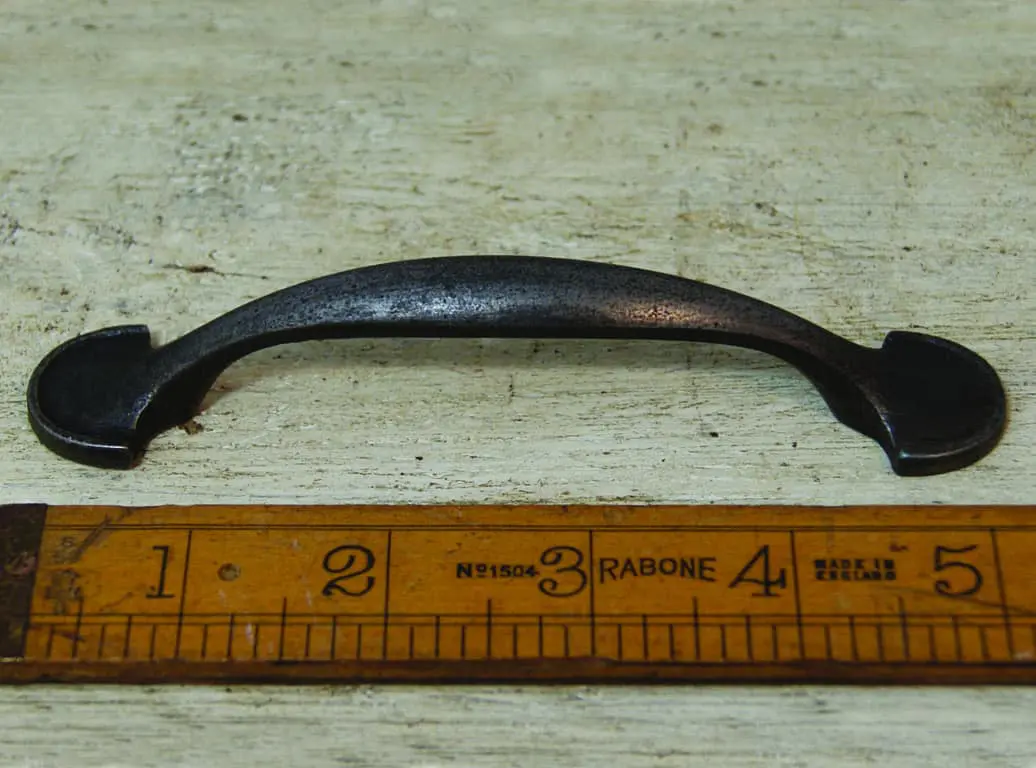 Cast Antique Iron Spade End Bow Cabinet Handle – 130mm