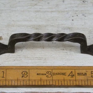Cast Iron Twisted Gothic Pull Handle – 145mm