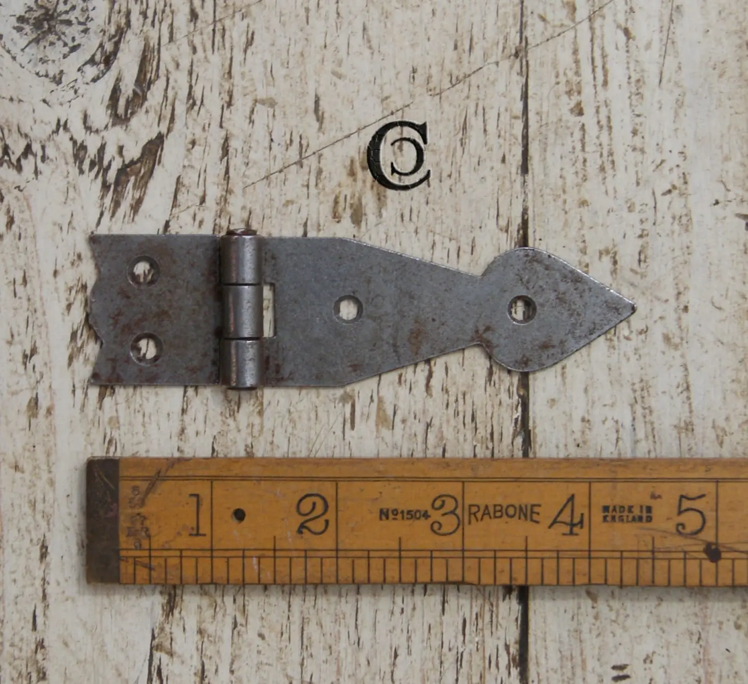 Arrowhead Cabinet Hinge – 80mm Antique Cast Iron (Traditional Style)